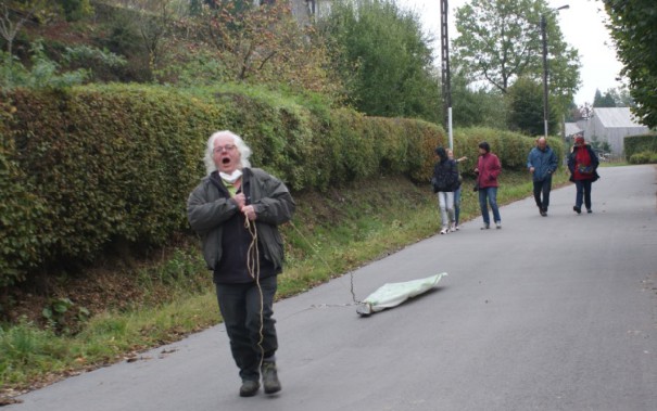 La mite descend sur le village